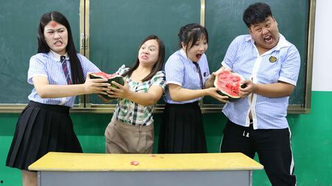 学生比赛吃两瓜,学生巅峰对决，看谁吃瓜速度更快！