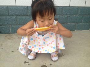 孩子模仿吃瓜,小宝贝的“吃瓜”大作战