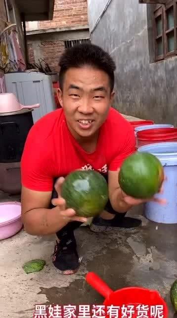 精神小伙视频吃瓜,笑料百出！