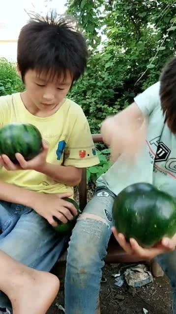 精神小伙视频吃瓜,笑料百出！