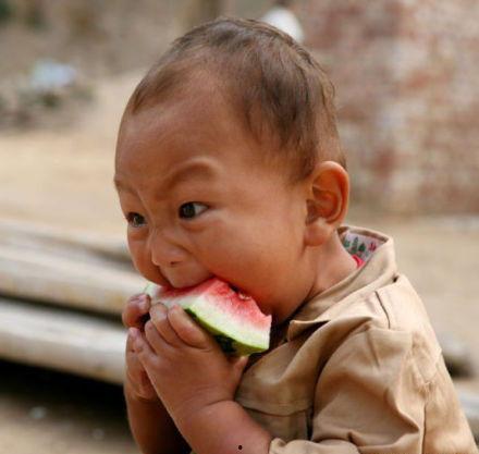 吃瓜照片男孩