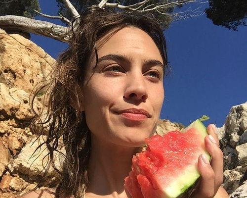 安娜吃瓜照片文案