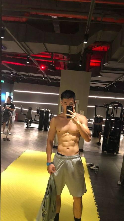 健身男自拍吃瓜,肌肉与幽默的完美融合