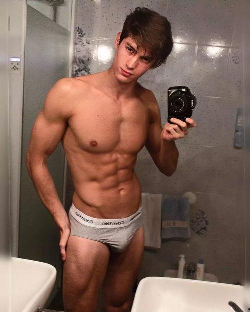 健身男自拍吃瓜,肌肉与幽默的完美融合