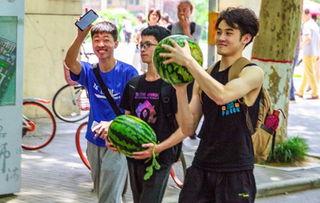 学校吃瓜男女疫情,疫情下的校园爱情与友情  第1张