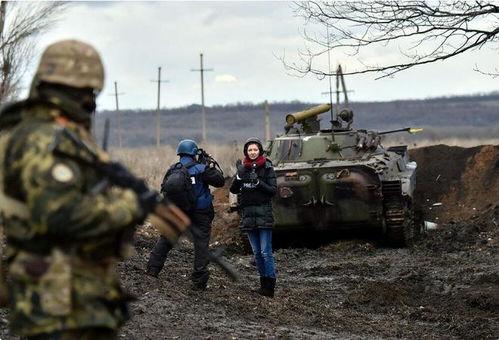 战地记者吃瓜前线,揭秘战地风云中的趣味瞬间