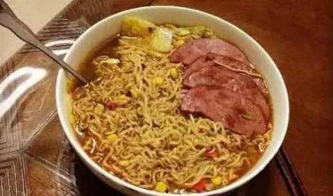 宿舍吃泡面分瓜,舌尖上的友谊与味蕾的碰撞