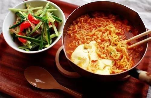 宿舍吃泡面分瓜,舌尖上的友谊与味蕾的碰撞